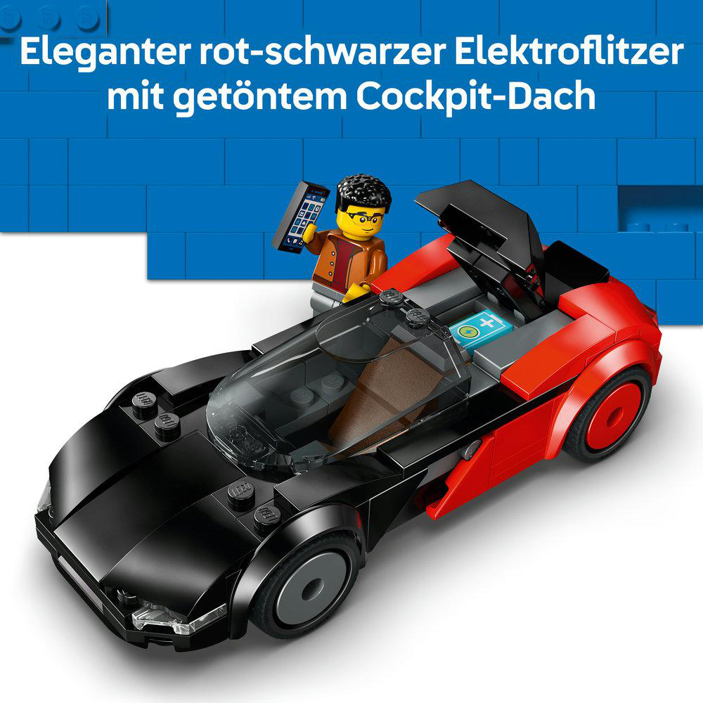 Ein Lego-Elektroauto in Rot und Schwarz mit getöntem Cockpitdach. Eine Lego-Figur hält ein Gerät. Hintergrund sind blaue Blöcke.