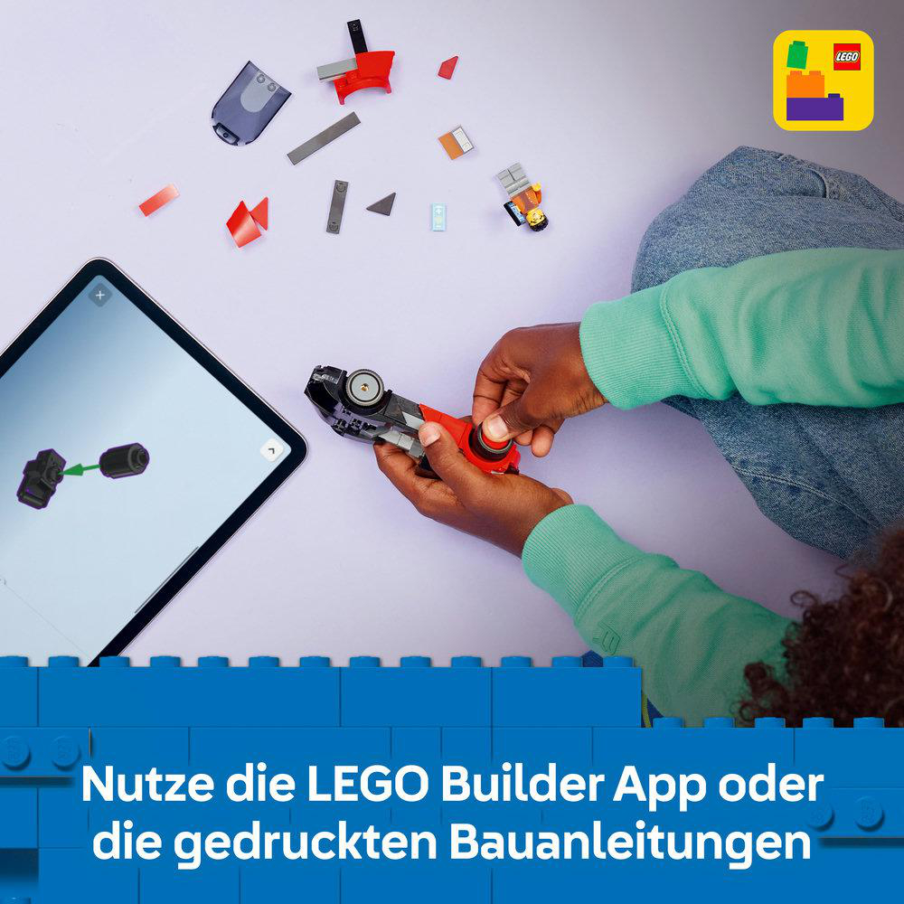 Hände, die ein rotes und schwarzes Lego-Auto zusammensetzen, mit Tablet, das Anweisungen und Lego-Teile zeigt.