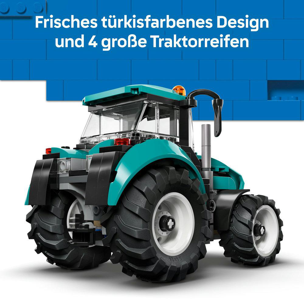 Ein türkisfarbenes Spielzeugtraktor mit schwarzen Reifen wird vor einem blauen Ziegelhintergrund gezeigt. Der Traktor hat weiße Felgen.