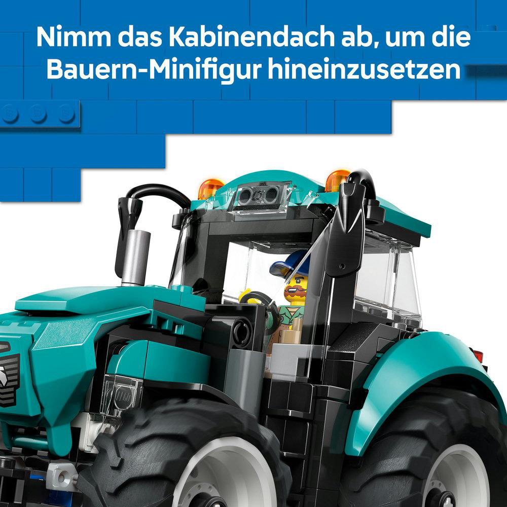 Ein türkisfarbener Traktor mit einem Bauern-Minifigur im Inneren. Das Bild zeigt eine Nahaufnahme der Traubenkabine und einen blauen Hintergrund.