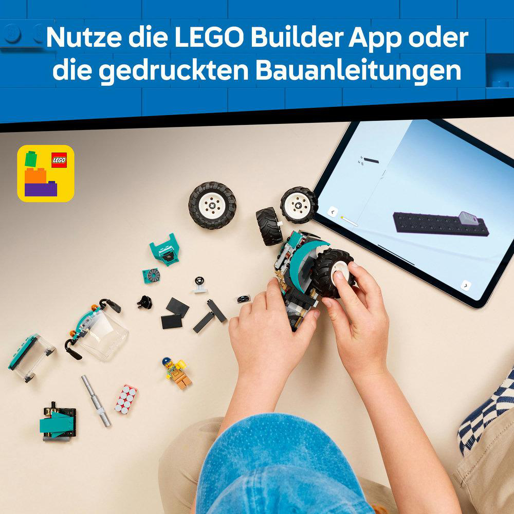 Eine Person baut ein Lego-Auto mit einem Tablet, das Anweisungen zeigt. Lego-Teile, Räder und eine blaue Mütze sind sichtbar.