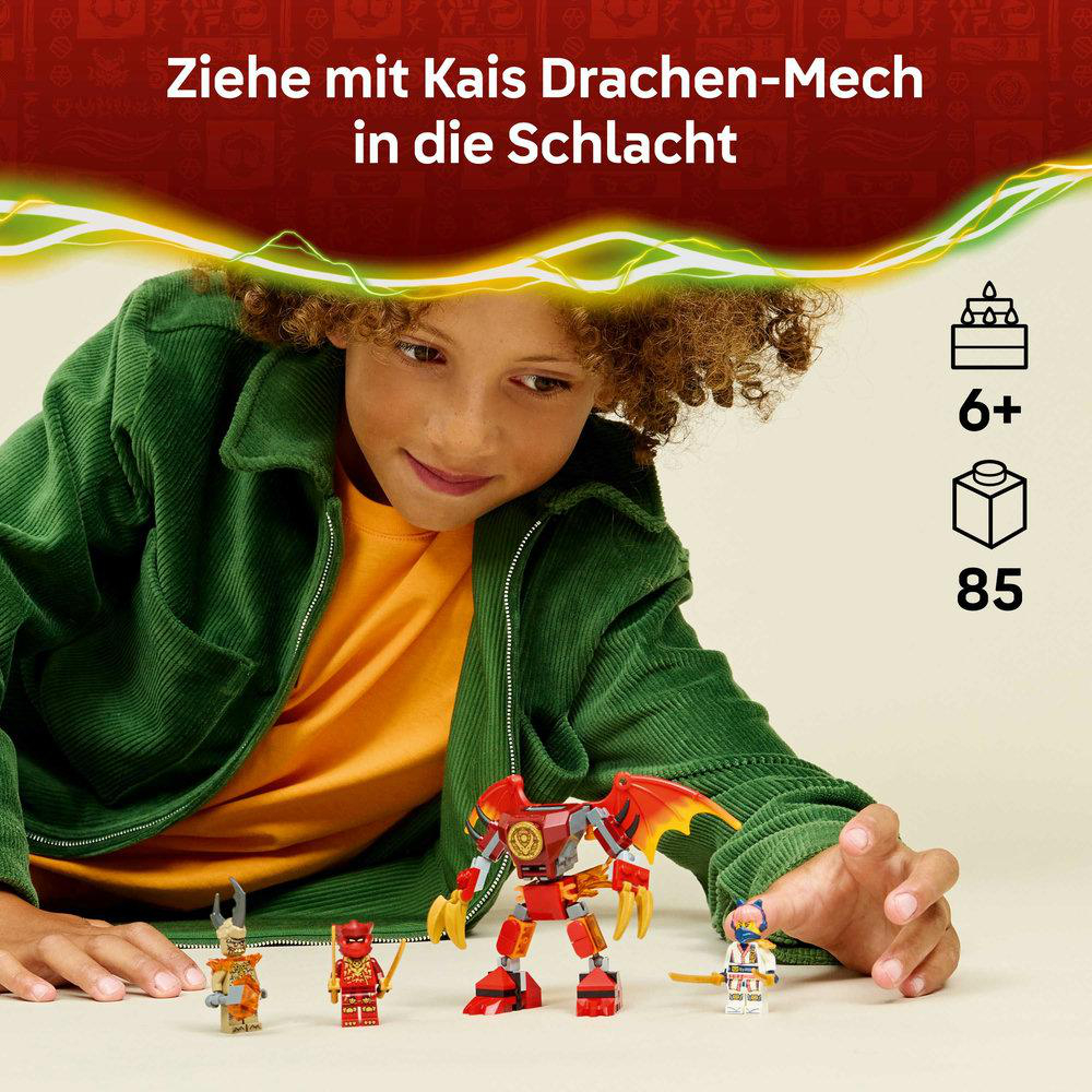 Ein Junge in einer grünen Jacke betrachtet ein rotes, drachenartiges Mech-Spielzeug, Lego-Figuren und Text auf Deutsch.