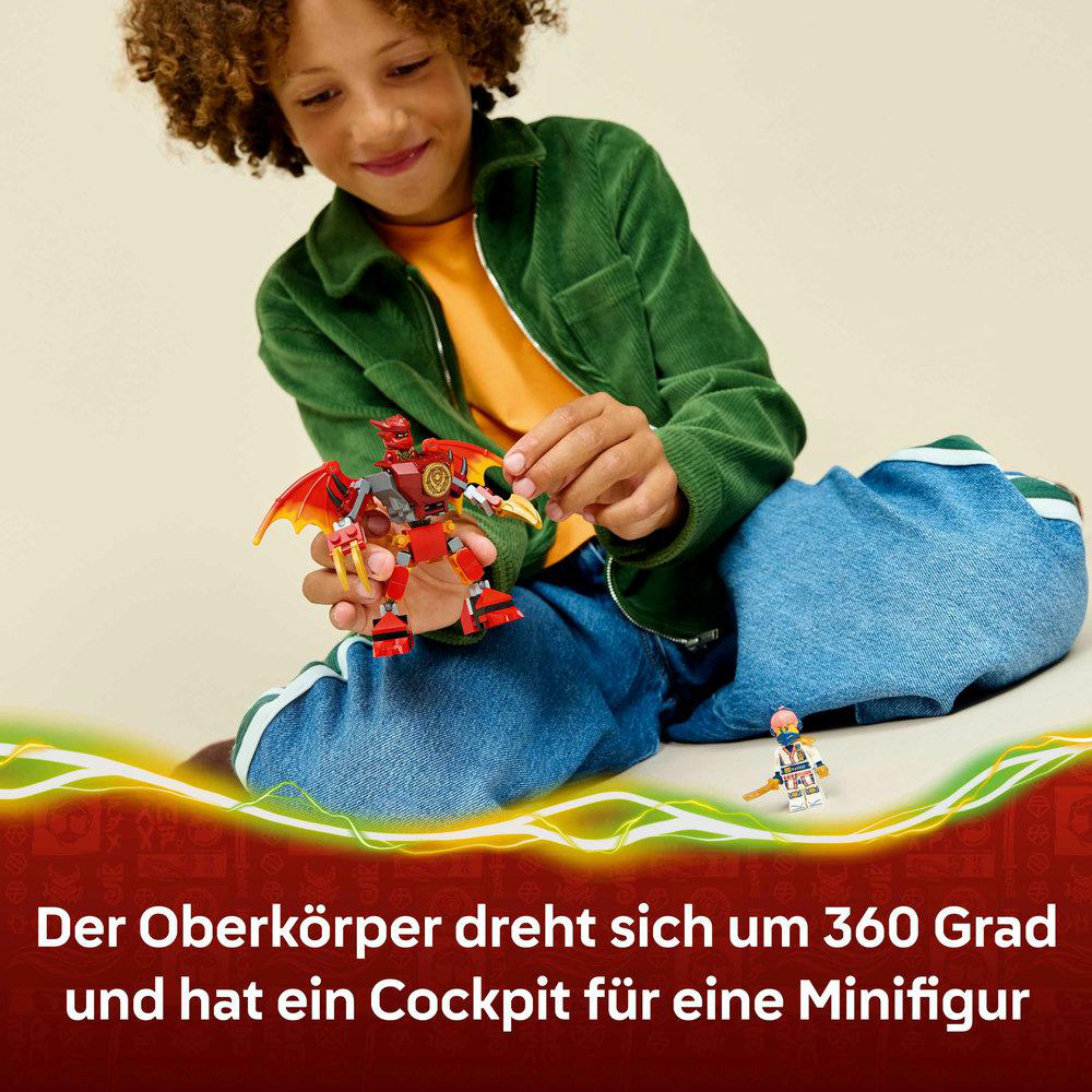 Ein Kind hält einen roten und goldenen Spielzeugdrachen. Der Drache hat Flügel und Krallen. Eine kleine Lego-Figur liegt neben dem Knie des Kindes.