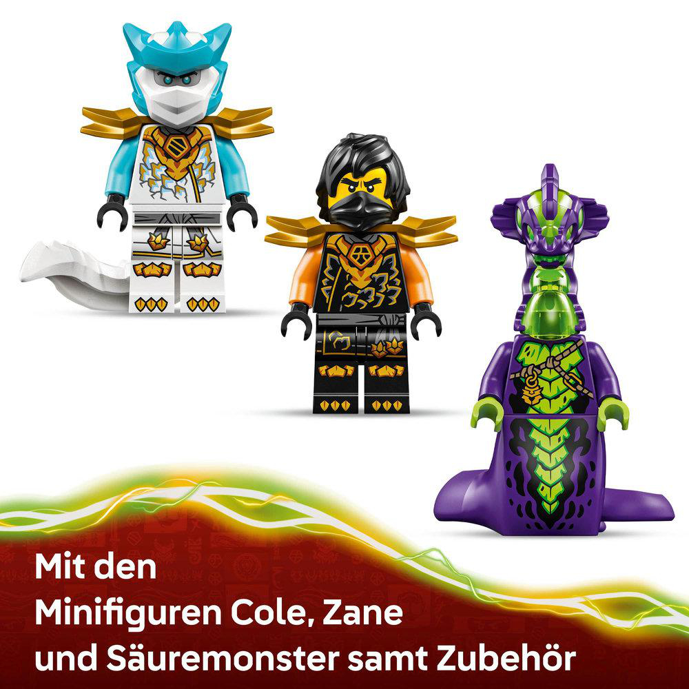 Drei Lego Ninjago-Minifiguren: Zane, Cole und ein lila Monster. Zane hat einen blauen Helm. Cole trägt schwarze Haare. Das Monster hat einen grünen Kopf.