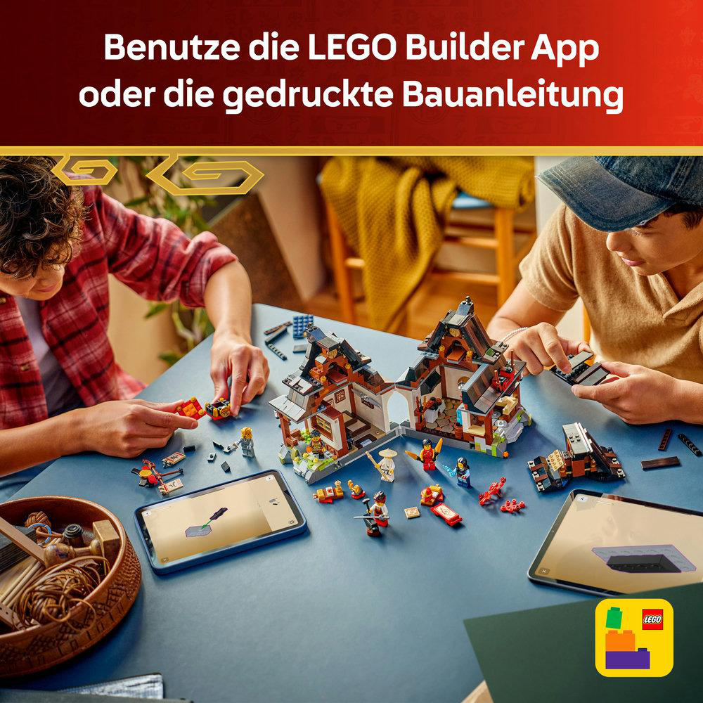 Zwei Personen bauen Lego-Sets auf einem Tisch. Lego-Sets, Tablets und ein Korb mit Lego-Teilen liegen auf dem Tisch. Oben steht deutscher Text.