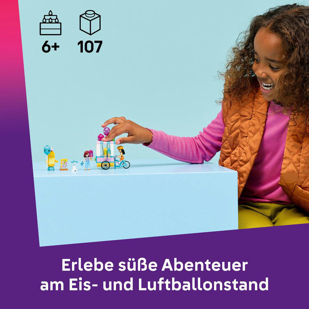 Ein Kind interagiert mit einem Spielzeugset mit einem Wagen, Figuren und Ballons. Das Set befindet sich auf einem blauen Hintergrund mit Text.