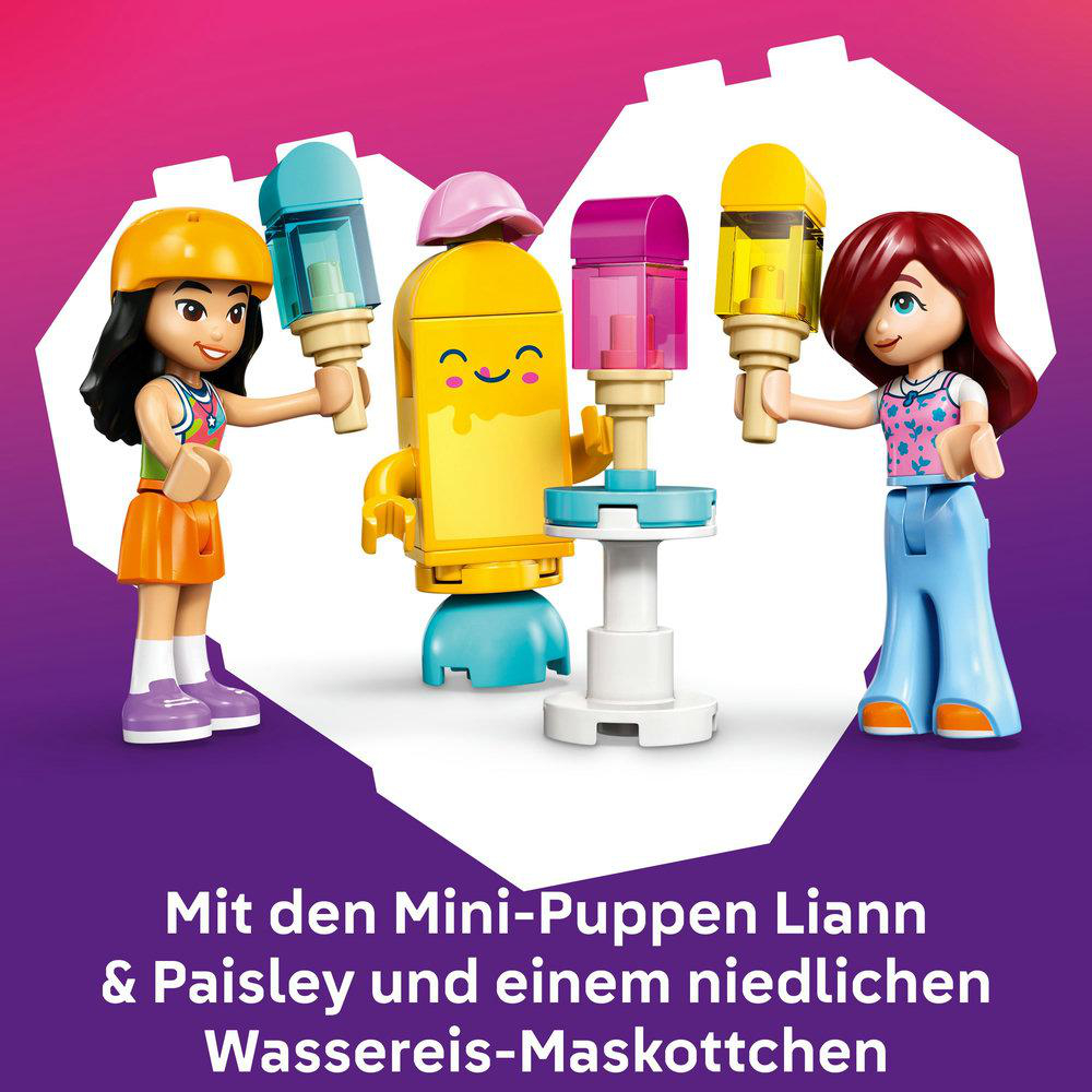 Drei Mini-Puppen halten Eiscreme. Eine trägt ein orangefarbenes Outfit, eine gelbes und die letzte blaue Hose und ein pinkes Oberteil. Ein Maskottchen steht in der Mitte.