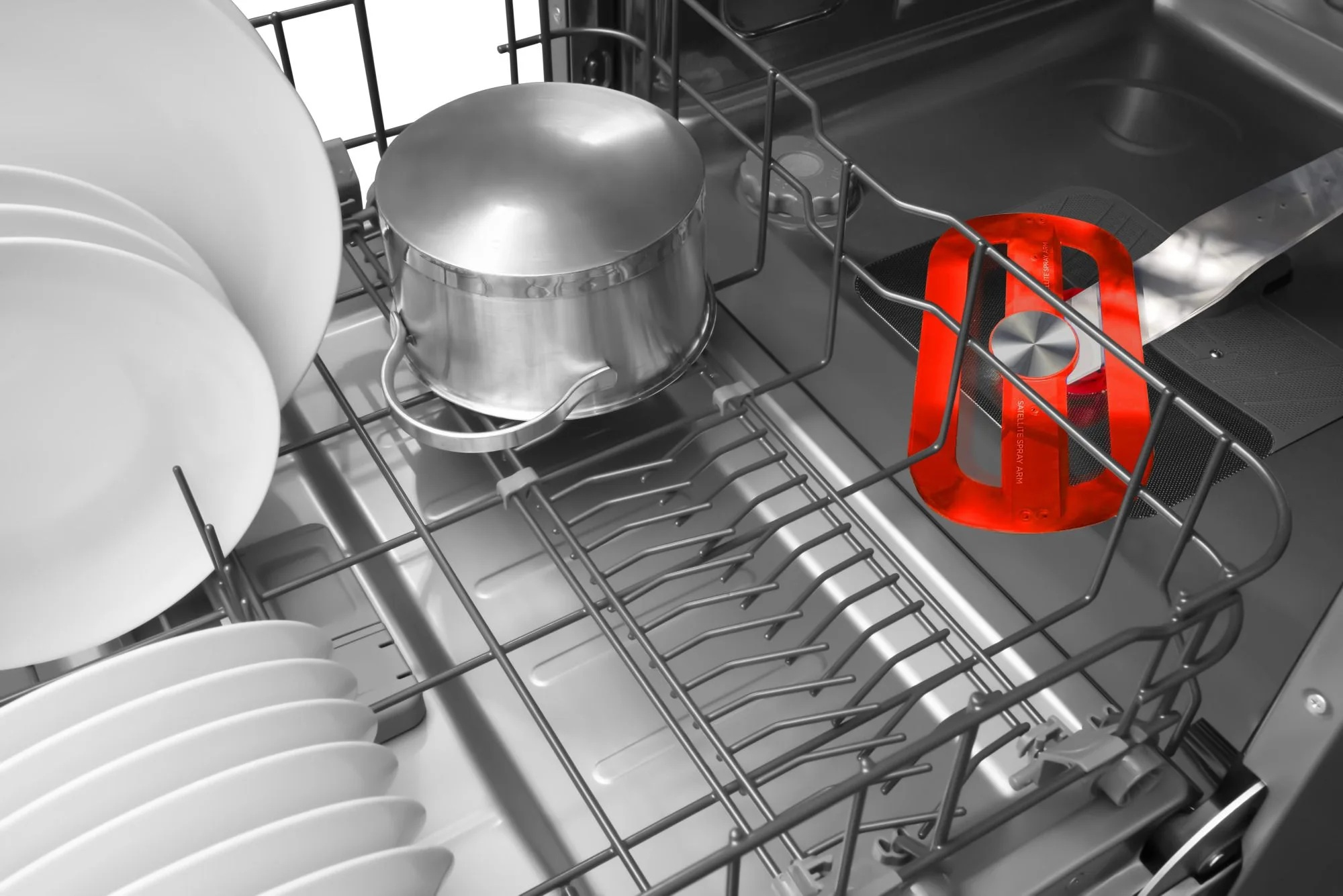 Wnętrze zmywarki z talerzami, garnkiem i czerwonym ramieniem natryskowym satelitarnym. Talerze po lewej, garnek pośrodku, czerwone ramię po prawej.