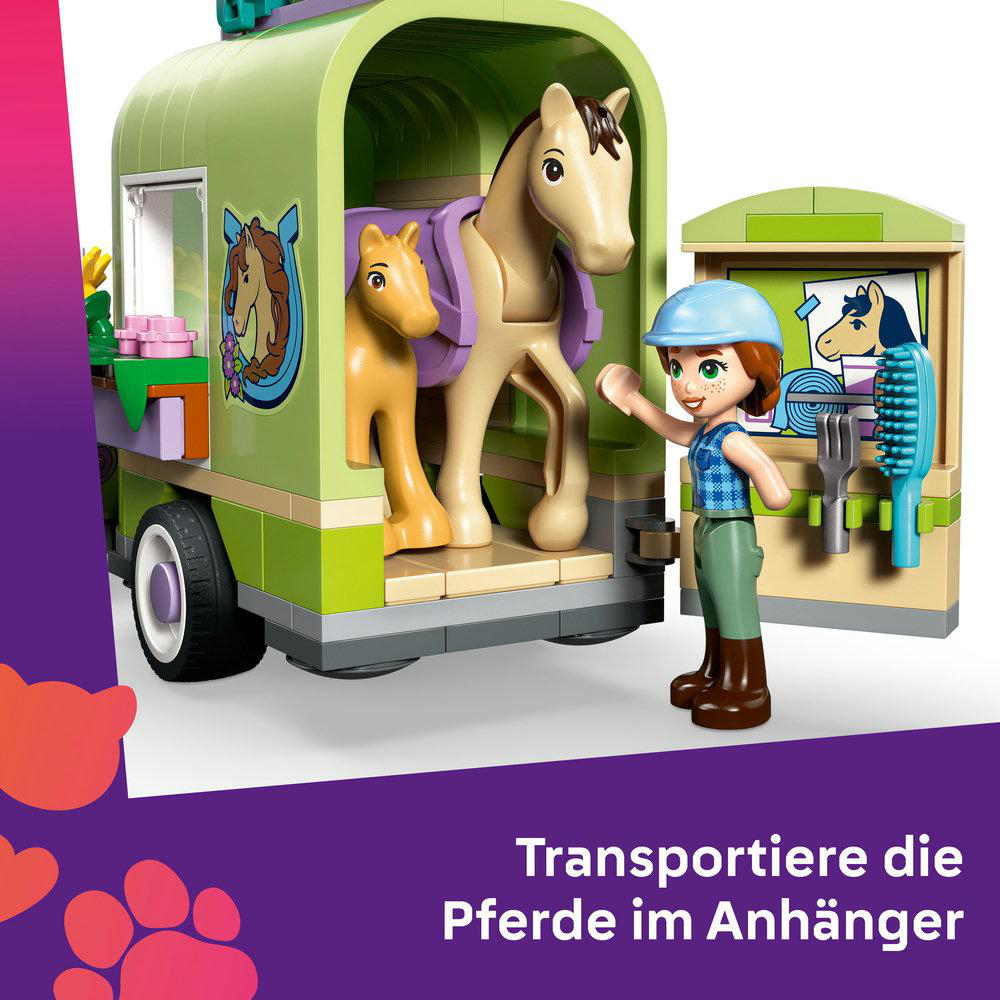 Eine Spielzeugszene zeigt einen Pferdetransporter mit zwei Spielzeugpferden, einer Mädchenfigur und Pflegeutensilien.