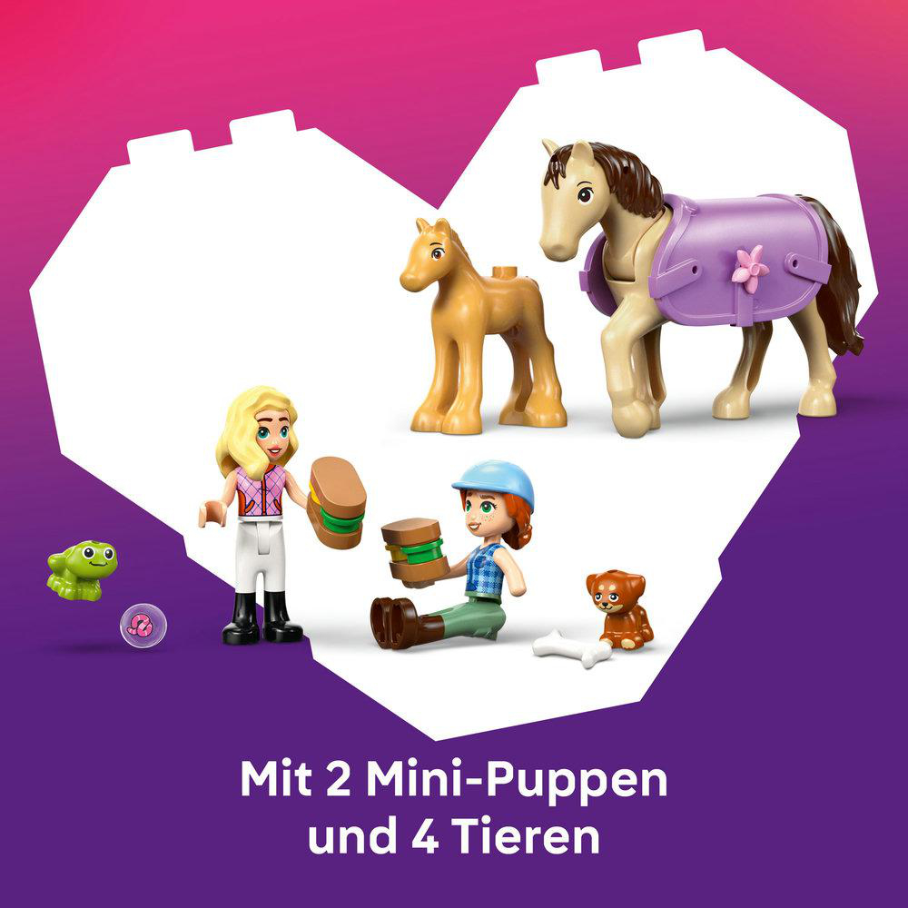 Das Bild zeigt zwei Mini-Puppen und vier Tiere. Enthält ein Pferd mit Sattel, ein kleineres Pferd, einen Hund, einen Frosch und zwei Mini-Puppen mit Essen.