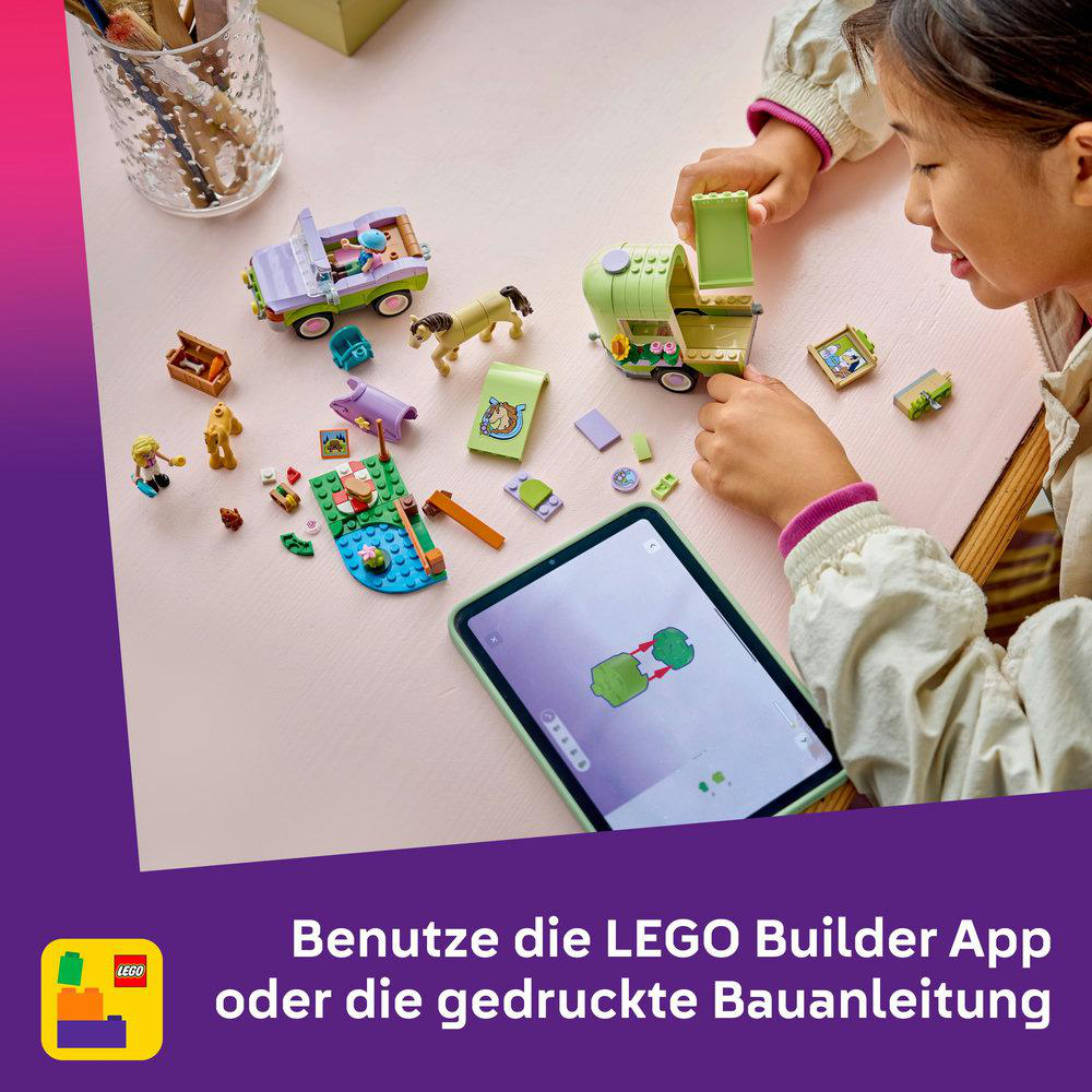 Ein Mädchen baut Lego-Sets. Verschiedene Lego-Figuren und -Strukturen sind auf einer rosa Oberfläche verteilt.