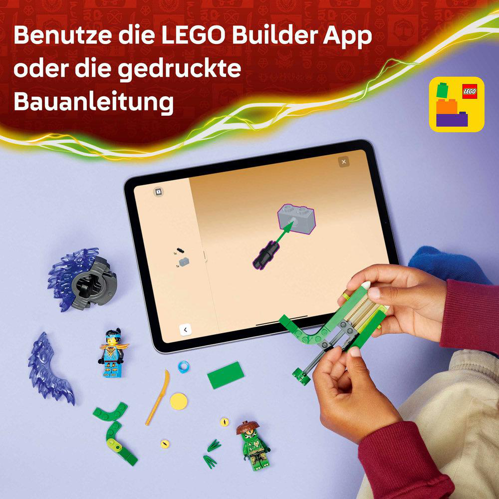 Ein Kind baut LEGO zusammen, befolgt dabei Anweisungen auf einem Tablet. Verschiedene LEGO-Teile und Minifiguren liegen herum.