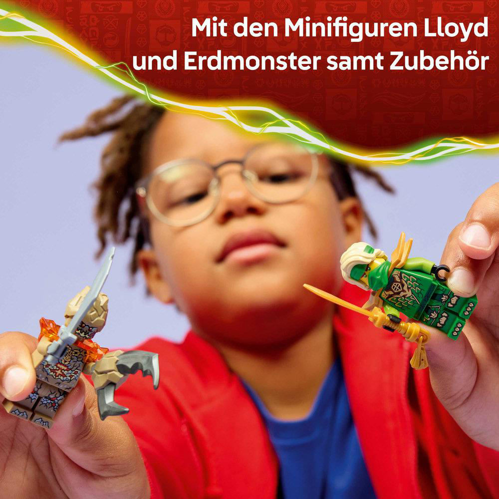 Ein Kind hält Lego-Minifiguren. Einer ist grün, der andere braun mit einer silbernen Klinge. Der Hintergrund hat Text und Blitze.