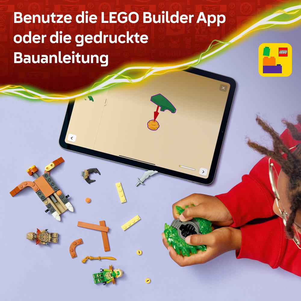 Ein Kind hält ein grünes Lego-Teil, ein Tablet zeigt Lego-Anweisungen. Lego-Teile sind verstreut.