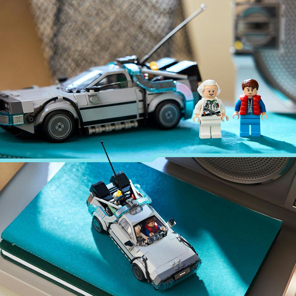 Lego DeLorean-Auto mit Doc Brown und Marty McFly Figuren. Das Auto steht auf einer blauen Oberfläche.