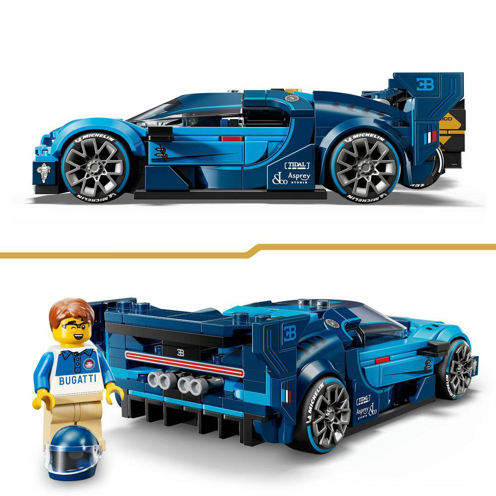 Ein Lego Bugatti-Rennwagen in Blautönen. Eine Minifigur mit Helm steht daneben. Das Auto hat Sponsorenlogos.