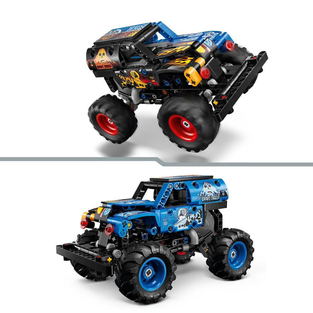 Zwei Spielzeug-Monstertrucks. Einer schwarz, der andere blau, beide mit großen schwarzen Reifen. Sie stehen auf weißem Hintergrund.