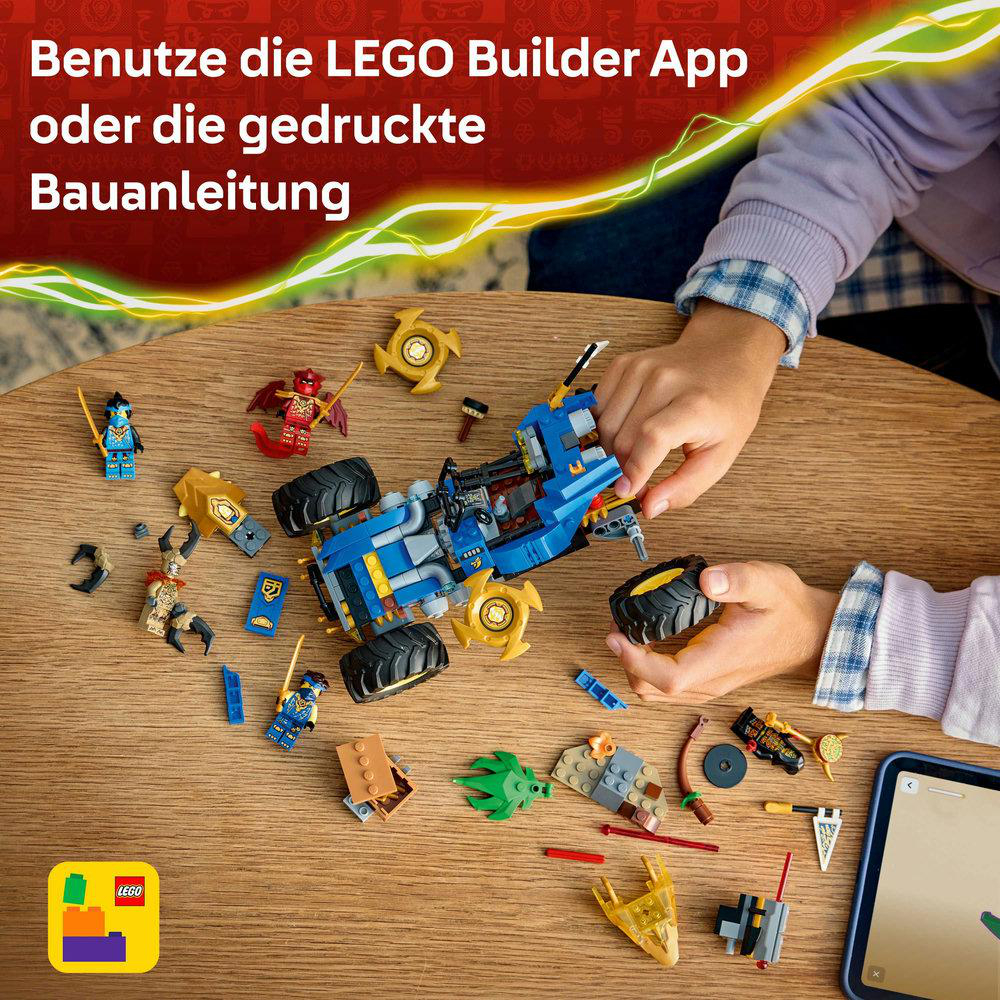 Eine Person baut ein LEGO-Set auf einem Holztisch zusammen. Das Set enthält ein blaues Fahrzeug und verschiedene LEGO-Mini-Figuren und -Teile.
