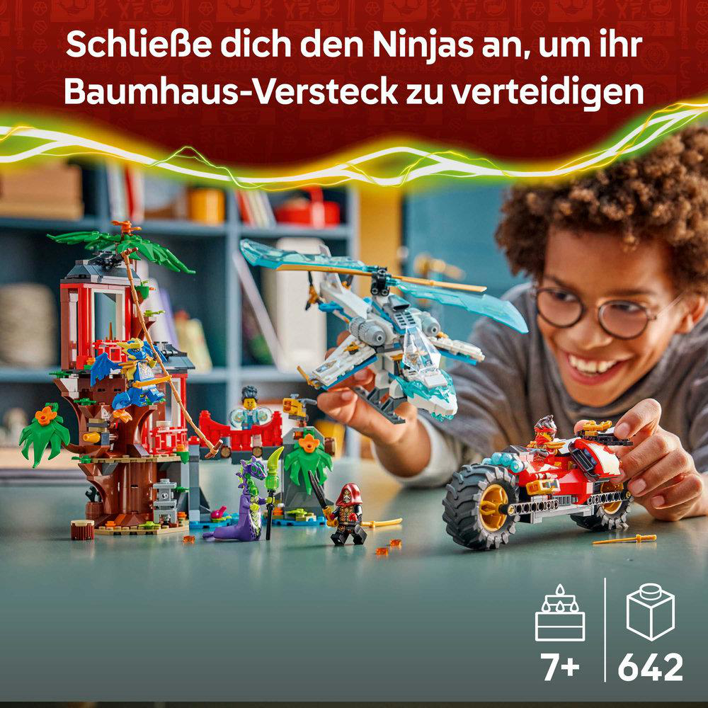 Ein Junge lächelt und spielt mit Lego-Sets. Ein Baumhaus, ein Hubschrauber und ein Auto sind sichtbar. Text: Schließe dich den Ninjas an.
