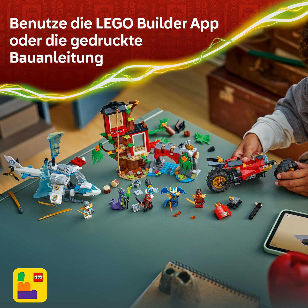 Ein Kind baut mit LEGOs. Auf einer grünen Oberfläche sind verschiedene LEGO-Sets aufgebaut, darunter ein Haus, ein Flugzeug und ein Motorrad.