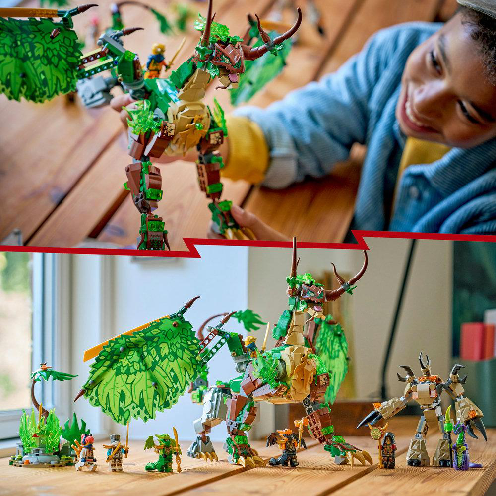 Ein Kind hält einen LEGO-Drachen. Der Drache ist braun, grün und hellbraun. Weitere LEGO-Figuren und -Strukturen befinden sich auf einem Tisch.
