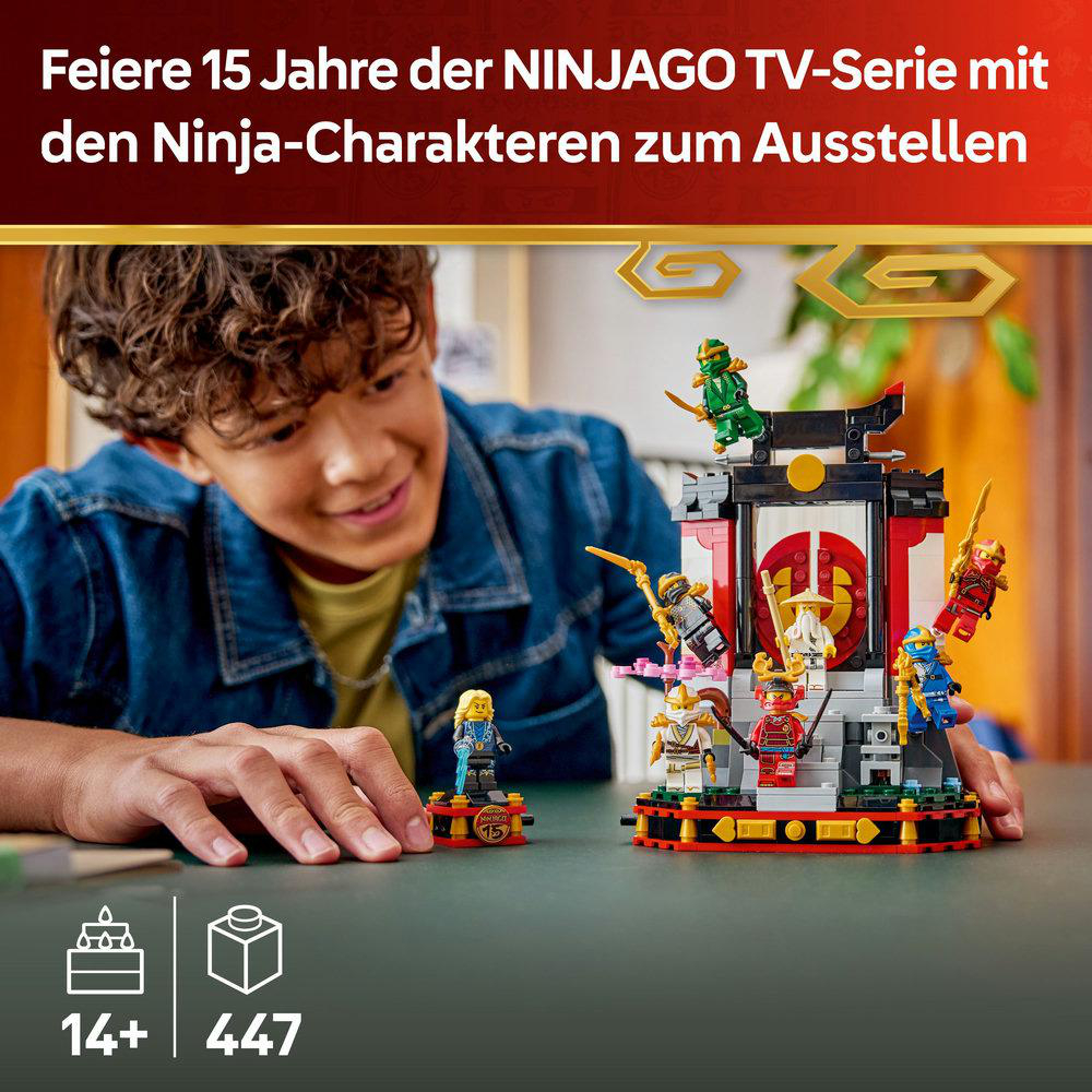 Ein Junge lächelt über einem LEGO Ninjago-Set mit mehreren Minifiguren. Das Set steht auf einem Tisch. Oben steht: 'Feiere 15 Jahre der NINJAGO'.