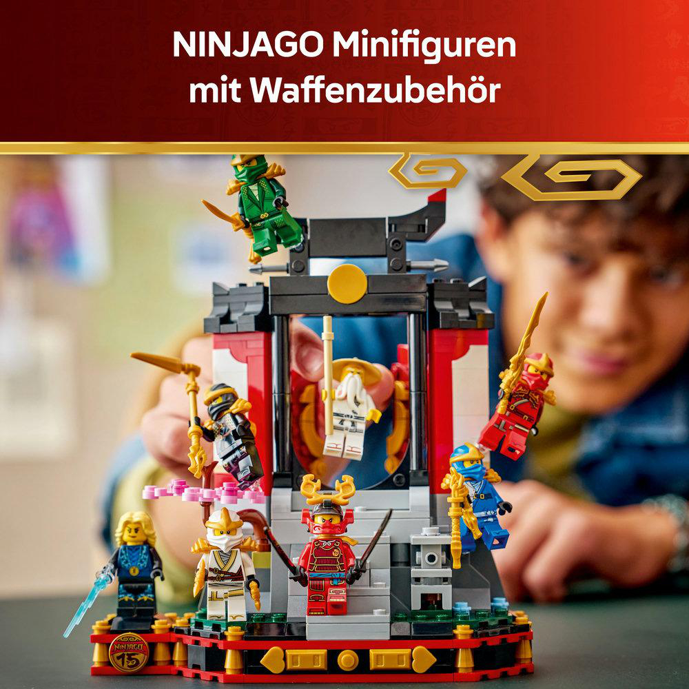 Ein Junge hält ein LEGO Ninjago Set mit Minifiguren. Das Set ist eine mehrstöckige Struktur mit verschiedenen Ninja-Figuren und Waffen.