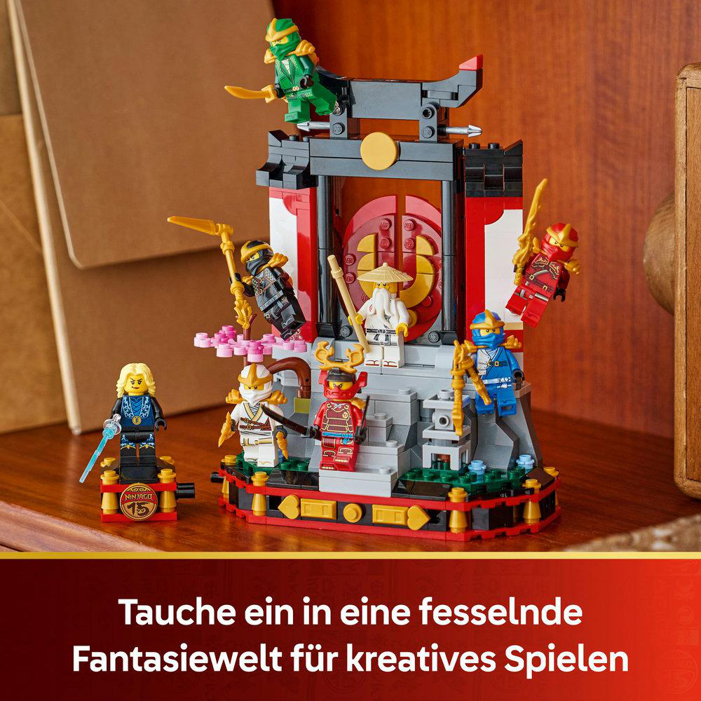 Lego Ninjago Set mit mehreren Ninja-Figuren. Eine Tempelstruktur mit roten Akzenten und goldenen Waffen. Helle Farben und detaillierte Figuren.