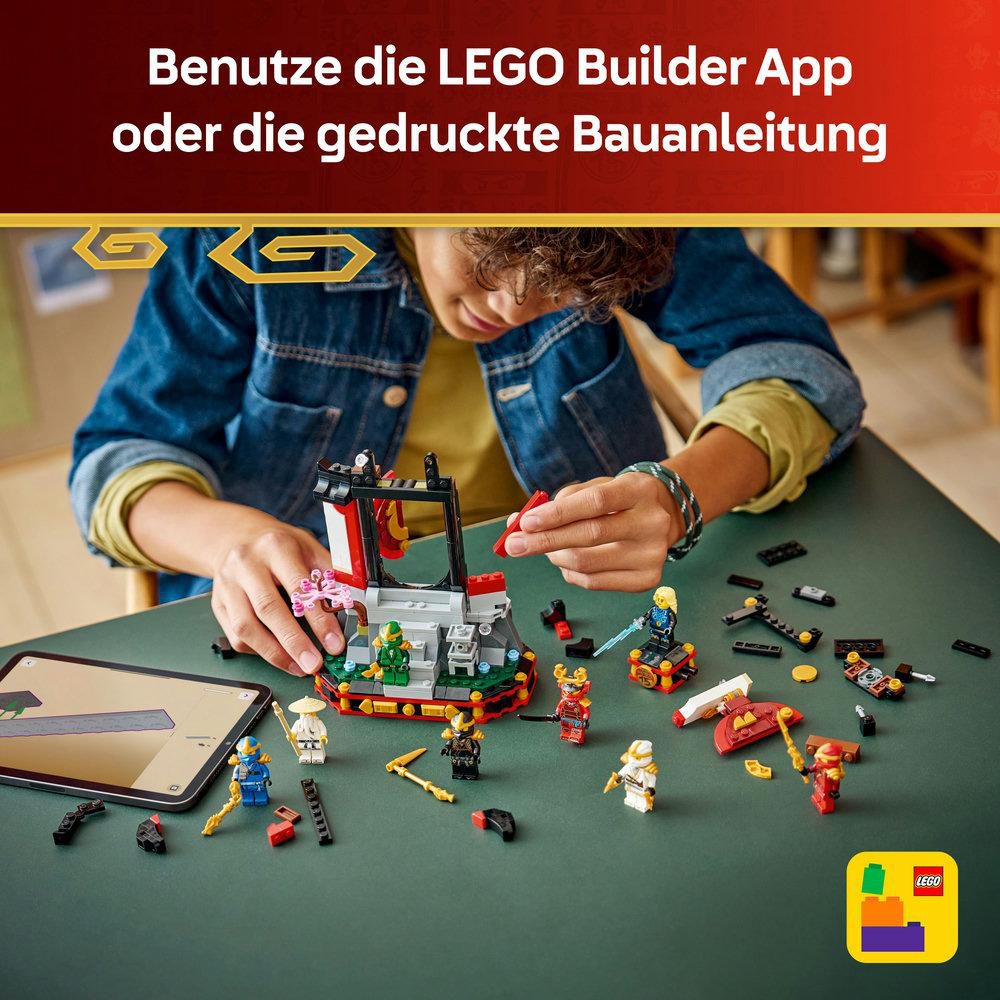 Ein Kind baut ein LEGO-Set auf einem grünen Tisch. Das Set enthält verschiedene LEGO-Figuren und -Strukturen. Das Kind trägt eine Jeansjacke.