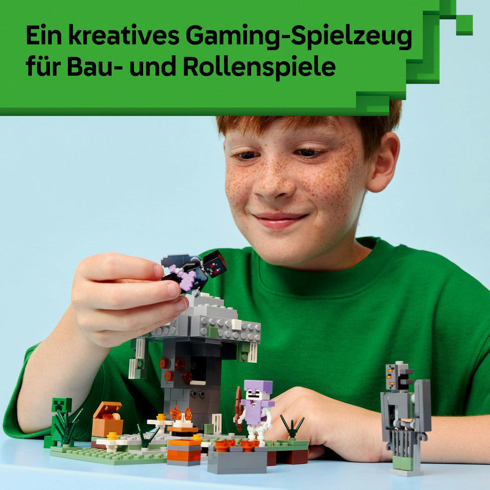 Ein Junge hält eine Spielzeugstruktur mit kleinen Figuren. Verschiedene Spielelemente liegen auf einer Oberfläche. Text auf Deutsch oben.