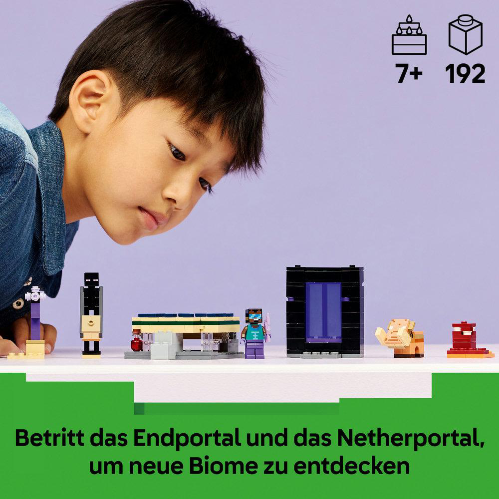 Ein Junge betrachtet Minecraft-Lego-Sets. Sets enthalten ein Nether-Portal, ein End-Portal und verschiedene Minecraft-Figuren.