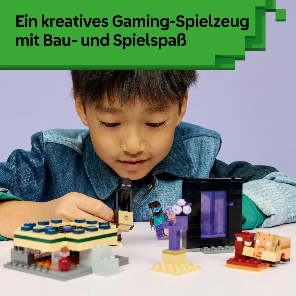 Ein Junge spielt mit Minecraft-Lego. Die Szene umfasst verschiedene Lego-Strukturen und -Charaktere vor einem lila Hintergrund.