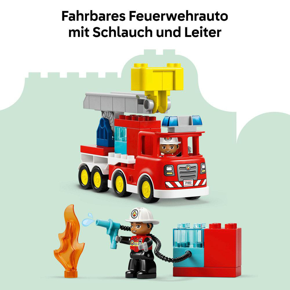 Ein rotes Spielzeug-Feuerwehrauto mit gelber Leiter und ein Feuerwehrmann-Spielzeug mit Wasserschlauch und einem Spielzeug-Feuer. Der Hintergrund ist hellgrün.