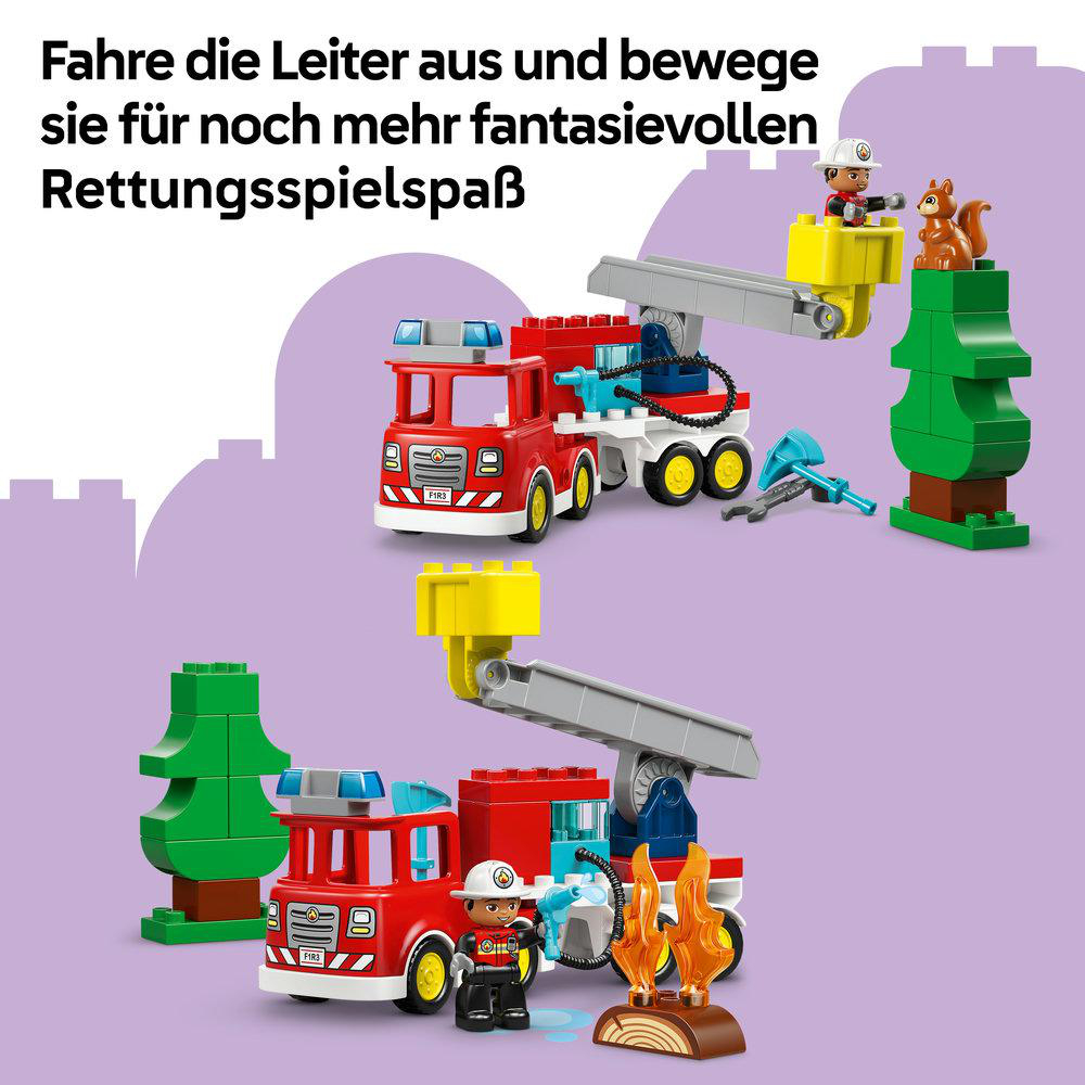 Zwei Spielzeug-Feuerwehrwagen. Einer mit Leiter, der andere mit Feuer und einem Feuerwehrmann. Grüne Bäume und ein Eichhörnchen sind ebenfalls vorhanden.