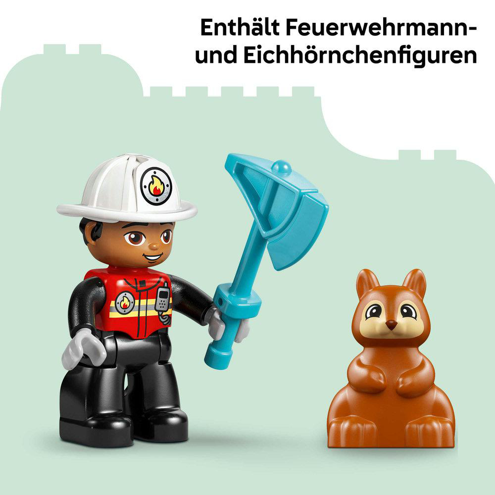Eine Feuerwehrmannfigur mit Axt und eine Eichhörnchenfigur. Der Hintergrund ist hellgrün.