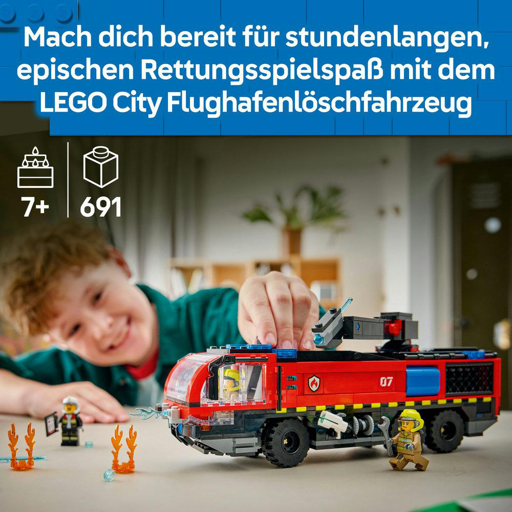 Ein Kind spielt mit einem roten LEGO-Feuerwehrwagen. Das Set enthält zwei Minifiguren, einen Feuerwehrmann und Flammen. Der Hintergrund ist unscharf.