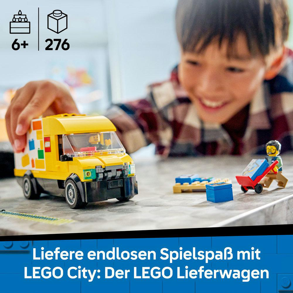 Ein Junge lächelt einen LEGO City-Van an, mit 2 Minifiguren und kleinen Objekten. Der Van ist gelb und schwarz. Der Hintergrund ist unscharf.