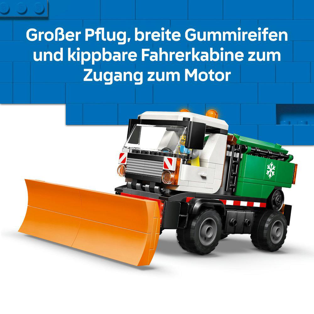 Ein Spielzeugschneepflug mit orangefarbener Schaufel, grünem Behälter und weißer Kabine. Es hat große Reifen und steht auf weißem Grund mit blauen Blöcken.