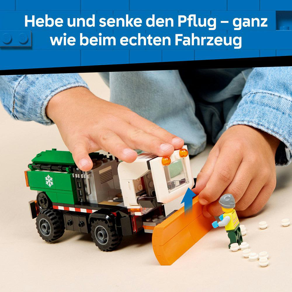 Kind spielt mit Spielzeug-LKW. LKW ist grün-weiß mit orangem Pflug und kleiner Figur.