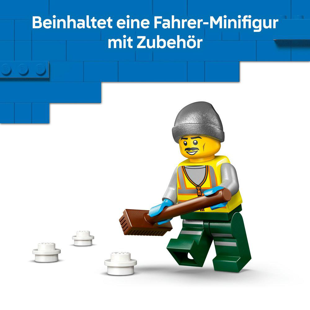Eine Lego-Figur mit grauem Hut, gelber Weste, grüner Hose, hält einen braunen Besen, mit weißen Objekten davor.