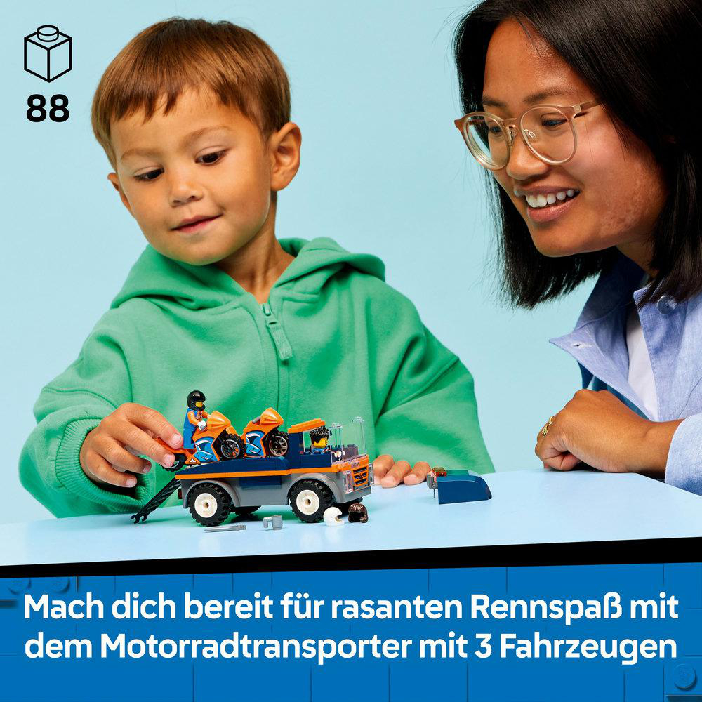 Ein Junge und eine Frau betrachten einen Spielzeug-LKW mit Motorrädern. Der Junge hält eine Motorradfigur. Der Hintergrund ist blau.