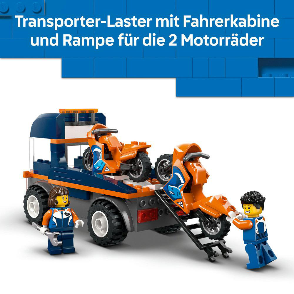 Ein Spielzeug-LKW mit zwei orangefarbenen Motorrädern wird von zwei Spielfiguren beladen. Der LKW ist blau und orange.