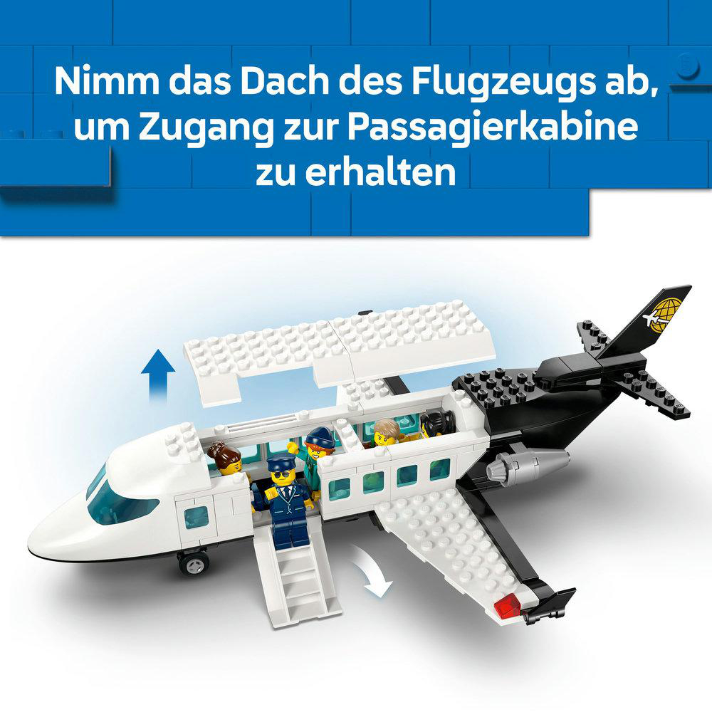 Ein weißes und schwarzes Spielzeugflugzeug mit abnehmbarem Dach. Im Inneren befinden sich kleine Figuren. Eine Rampe erstreckt sich vom Flugzeug nach unten.