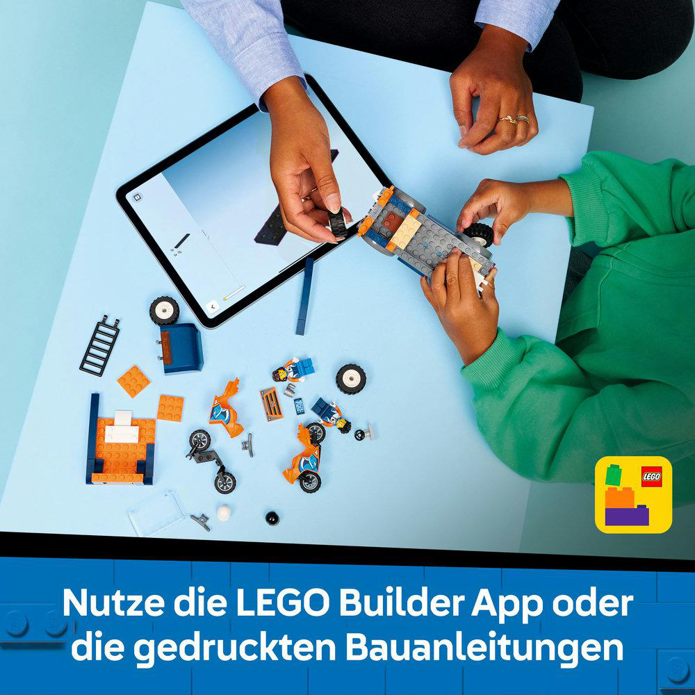 Hände bauen ein Lego-Auto auf blauem Untergrund zusammen. Teile sind verstreut. Ein Tablet zeigt eine Lego-App. Lego-Logo in der Ecke.