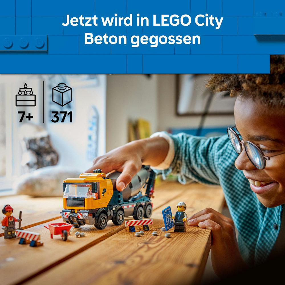 Ein Kind spielt mit einem LEGO City Zementlaster-Set. Das Set enthält Figuren, Schilder und einen roten Wagen auf einer Holzoberfläche.