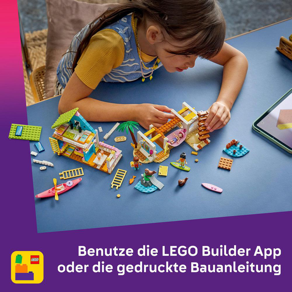 Ein Mädchen baut ein LEGO-Set auf einem blauen Tisch. Das Set zeigt Strandhäuser, ein Kajak und Minifiguren. Der Text 'Benutze die LEGO Builder App' ist sichtbar.