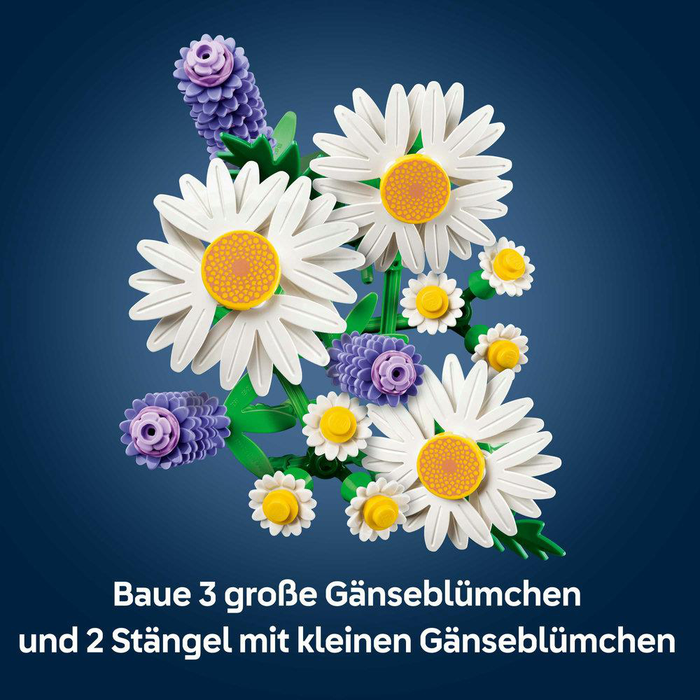Das Bild zeigt weiße Gänseblümchen mit gelben Zentren, lila Blumen und grünen Stielen vor einem dunkelblauen Hintergrund.