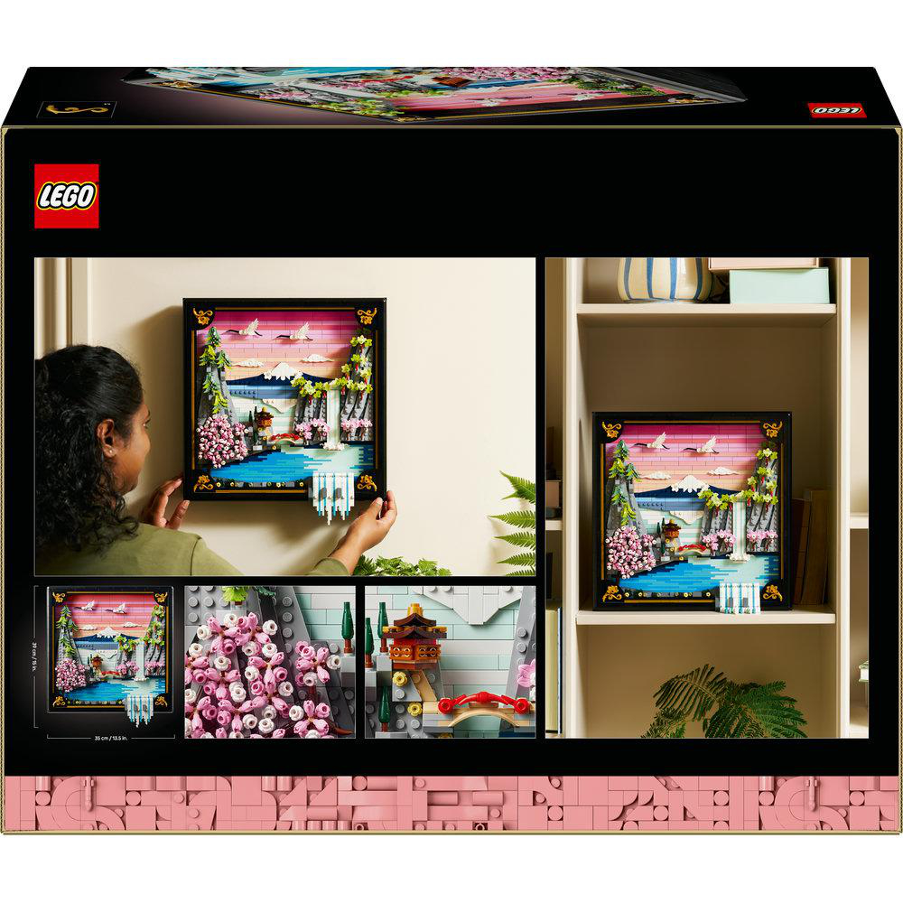 Eine Frau hält ein Lego-Set mit einer japanischen Szene. Das Set wird in einem schwarzen Rahmen mit Wasserfall und Kirschblüten dargestellt.
