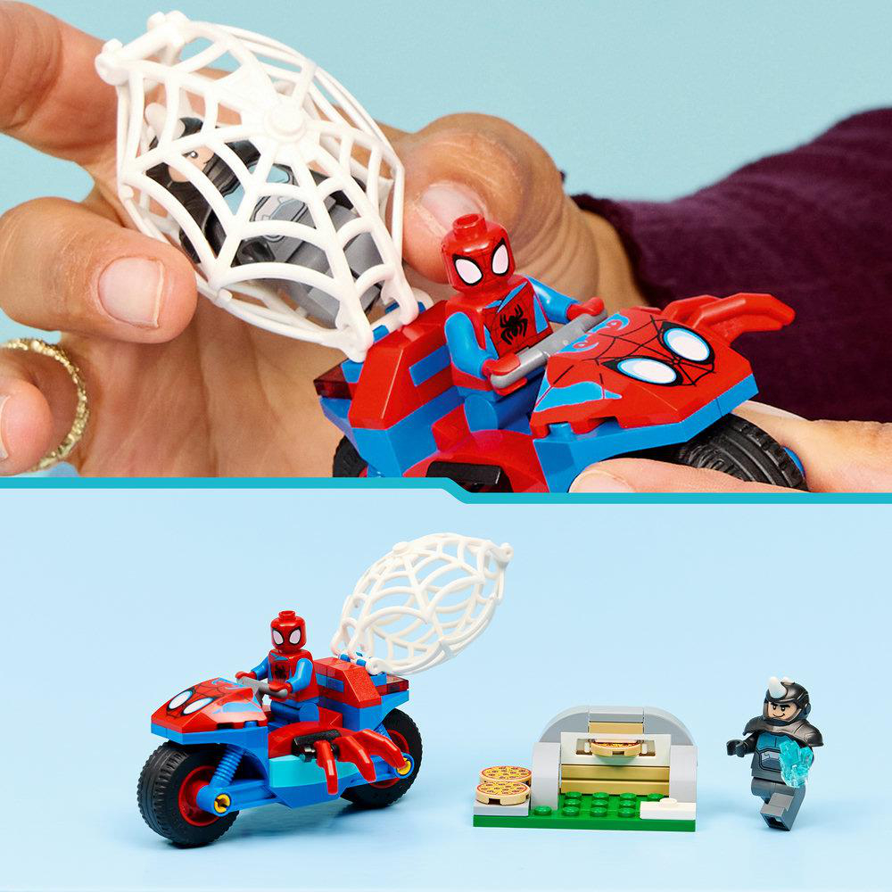 Spider-Man Lego-Set: Motorrad, Netz und Minifiguren. Rotes und blaues Motorrad, Spider-Man-Figur und andere Lego-Bauten.