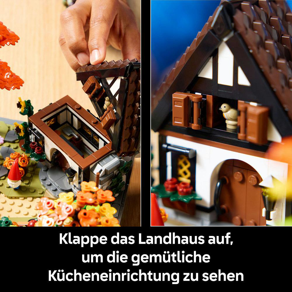 Eine Person öffnet ein Lego-Haus. Das Haus ist braun und weiß mit Details. Im Hintergrund sind Blumen und ein Zwerg.